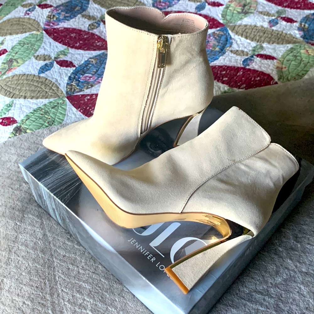 JLO NWT women’s size 8.5 stunning cream and gold boots